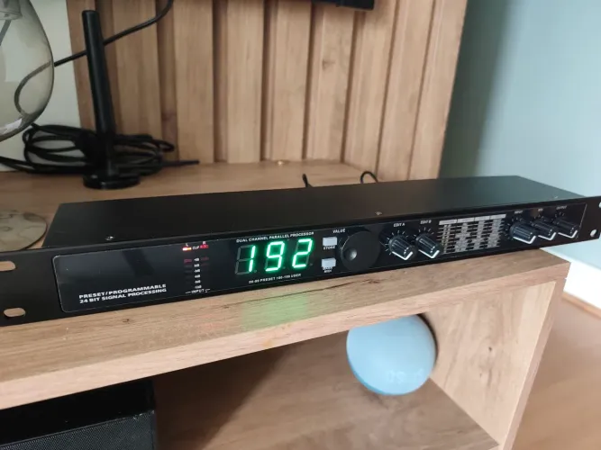 processador de efeitos de áudio digital para rack (tipo reverb/delay)