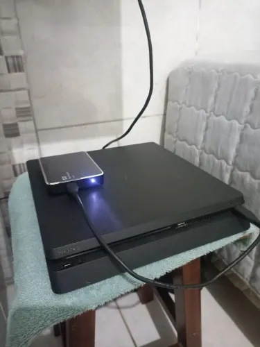 PS4 slim com 2 controles e muitos jogos digitais!!