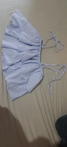 Blusa azul quadriculada com amarração nos ombros