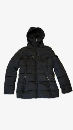 Jaqueta preta puffer com capuz feminina