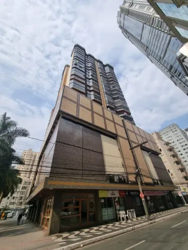 LOCAÇÃO ANUAL Apartamento 3 Dormitórios em Balneário Camboriú - Centro Quadra do Mar