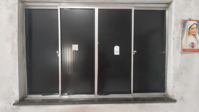 Janela de vidro e grade.