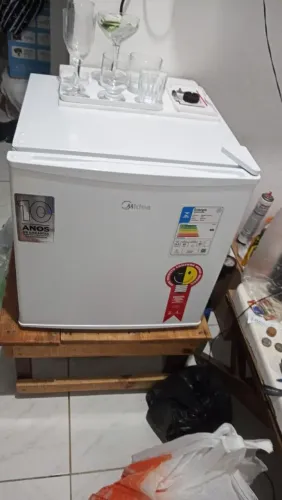 Frigobar Midea - semi-novo - Frigobar novo, em ótimo estado e funcionando perfeitamente.