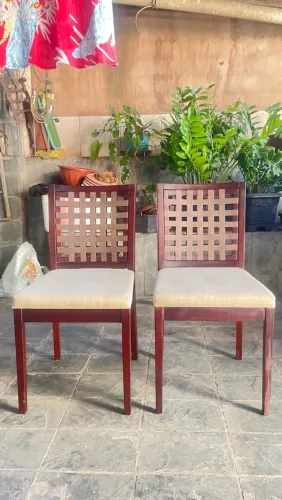 2 cadeiras de madeira