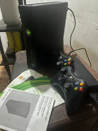 Xbox 360 NA CAIXA COM DOIS CONTROLES
