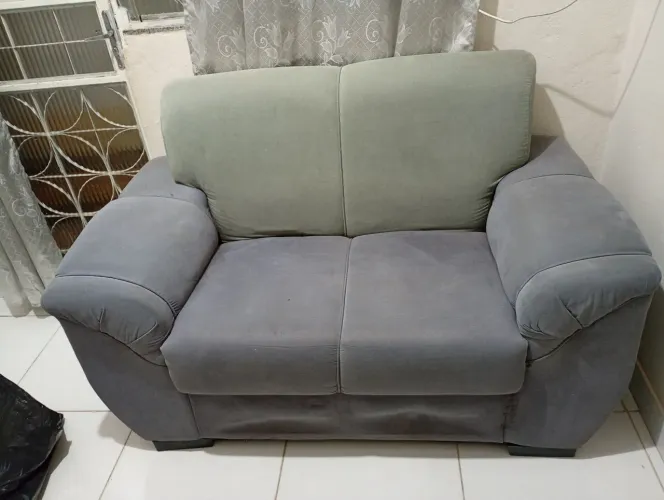 Sofá 2 lugares quem tiver interesse só chama WhatsApp *