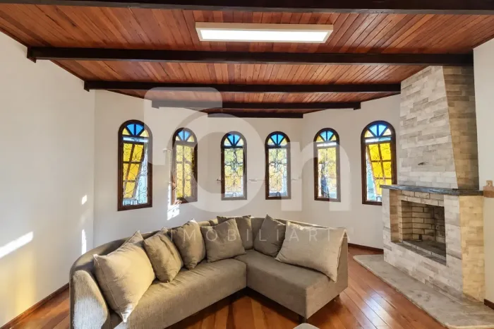 Casa comercial de 4 dormitórios na Agronômica