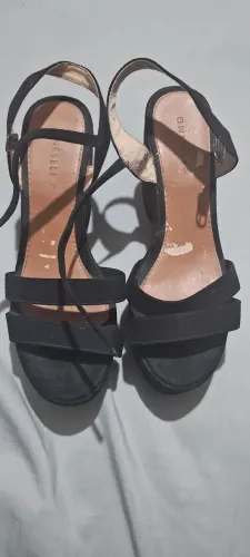 Vende-se um sapato alto ?