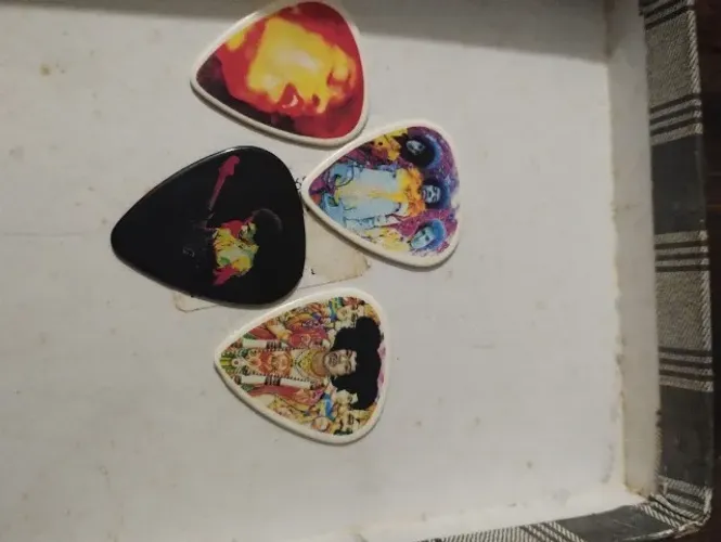 JIMI HENDRIX ,  4 PALHETAS PARA GUITARRA VARIADAS E IMPORTADAS