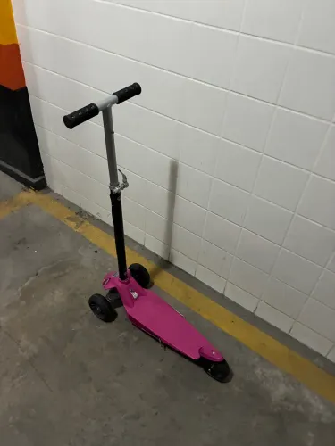 +2 Este é um Patinete Skatenet Max da marca Bandeirante na cor rosa.