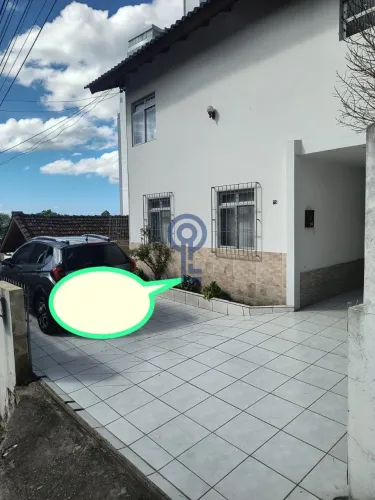 Casa com 4 dormitórios no Centro