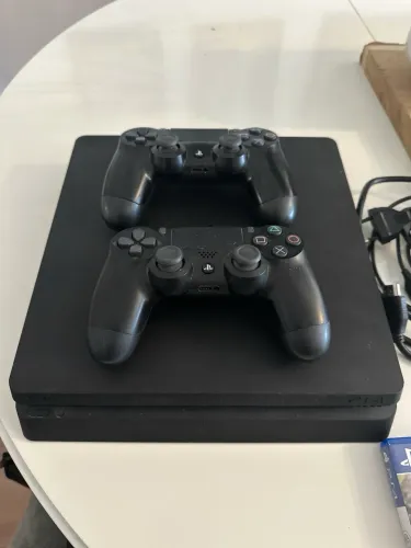 PS4 Slim 1TB c/ 2 controles originais + 5 jogos