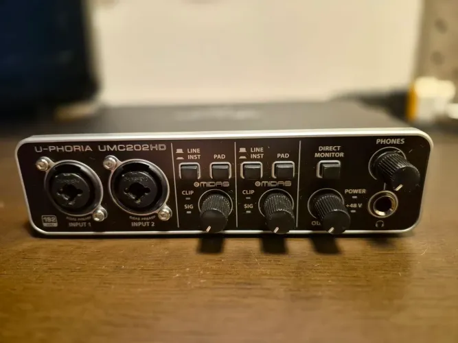 Interface  Behringer UMC 202HD.