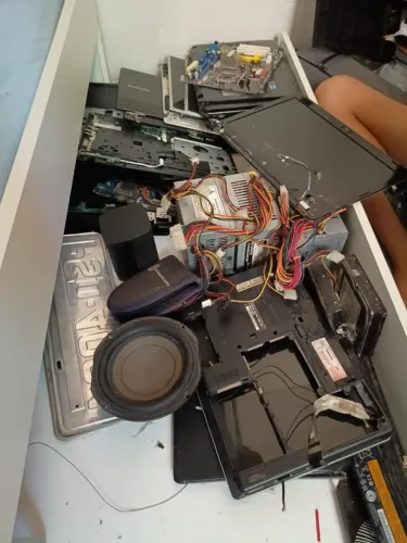 Peças para computador e notebook Temos placas, fontes, HDs, drives, carcaças e outras peça