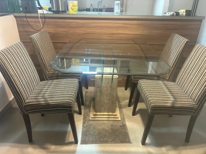 Mesa de vidro e mármore com 4 cadeiras