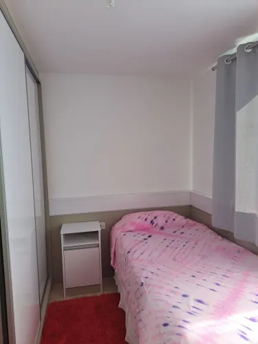 Quarto mobiliado com banheiro privativo em condomínio Clube de alto padrão/pinturas moça. 