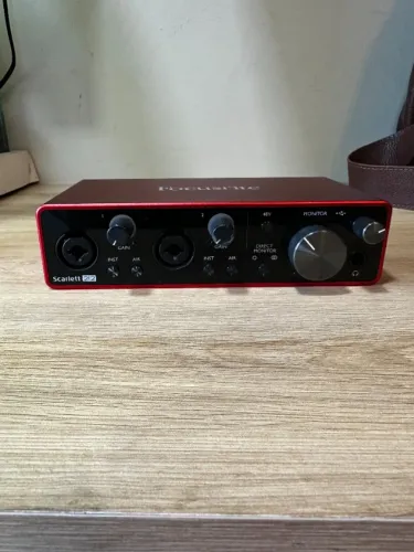 Focusrite 2i2 3 geração - Interface de Áudio