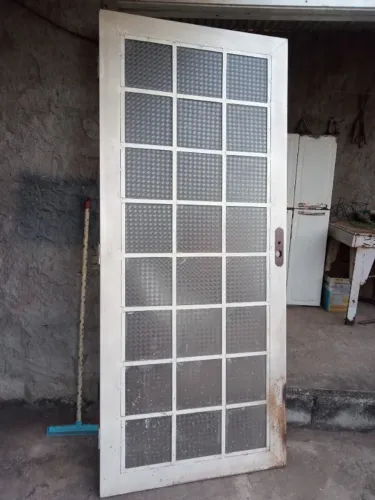 Porta de ferro com vidros - usada