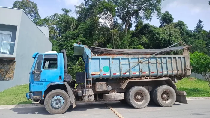 Caminhão caçamba basculante 12m3 traçado 6x4 