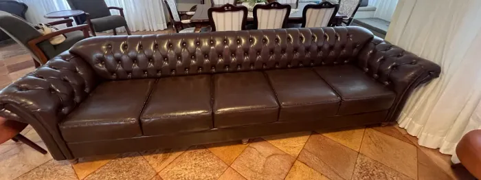 SOFÁ CHESTERFIELD COURO SINTÉTICO 5 LUGARES 