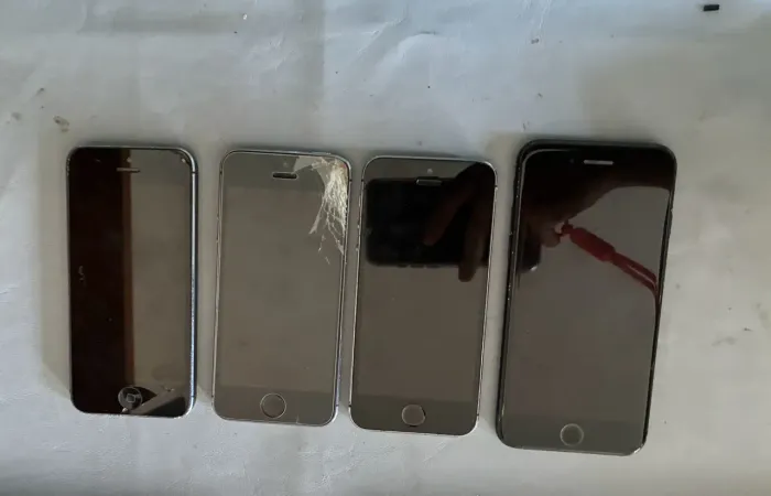 Lote com 4 iPhone antigos para peças ou conserto