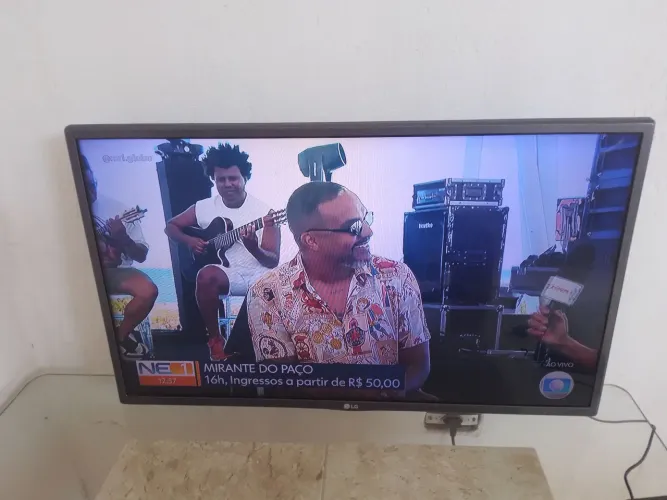 Tv LG 32 pol. Smart semi-nova tenho desde nova nunca foi no técnico preço bom.