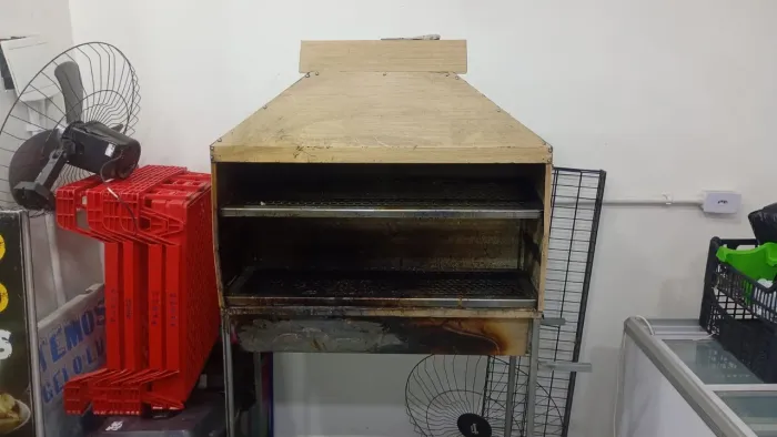 Churrasqueira com suporte de carrinho