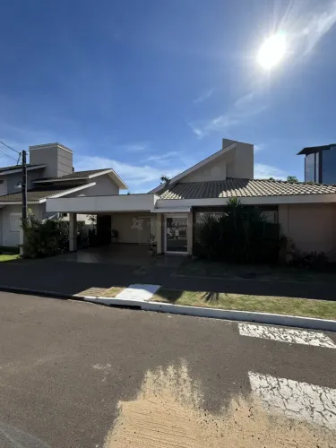 Excelente casa para locação no Condomínio Plaza Espanha, localizado em um dos bairros mais