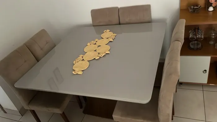 Mesa com 6 cadeiras