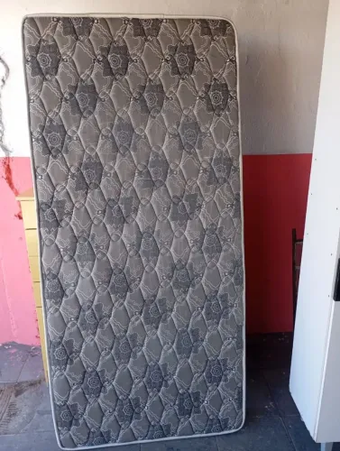Colchão de solteiro semi novo espuma dá Umaflex