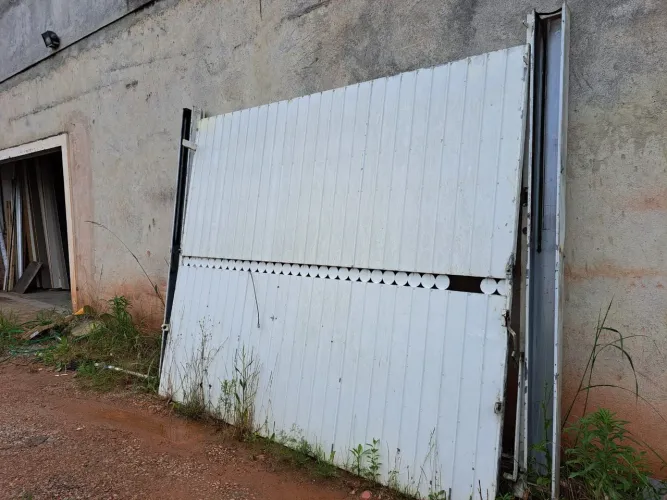 Vende-se portão basculante com acabamento dos dois lados