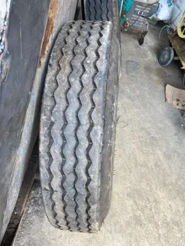 Pneu 900-20 reformado par de pneus