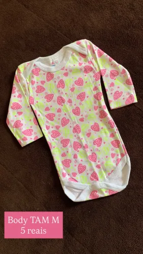 Roupas de neném menina.