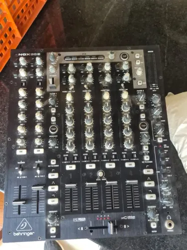 Mesa de mixagem - Behringer NOX606 ? Mixer DJ Profissional