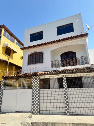 Casa de 3 andares com 5 quartos (1 suíte) terraço e garagem ampla