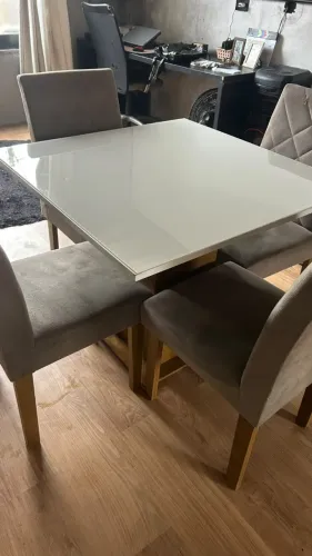 Mesa de Jantar 90x90 Tampo de Vidro Branco com 4 Cadeiras Estofadas - Parcelamos