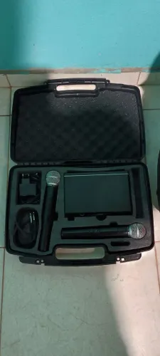Microfone e caixa de som