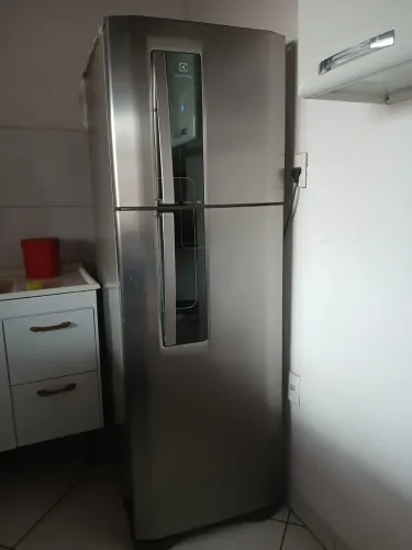 Vendo geladeira ELETROLUX 382L frost free - INOX
