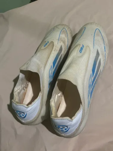 Chuteira f50 adidas branco com azul trava mista