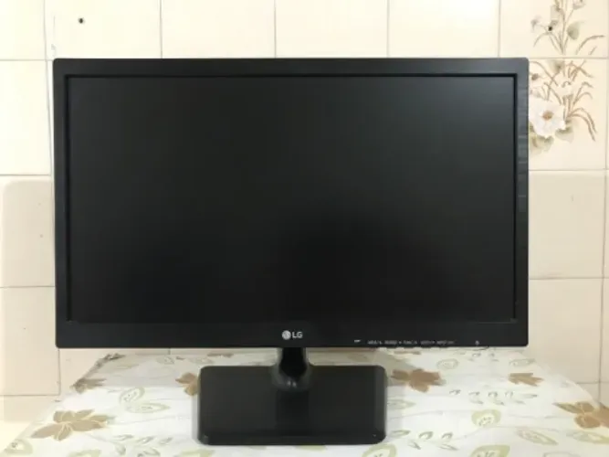 Monitor de pc LG 20 polegadas usando funcionando perfeitamente.