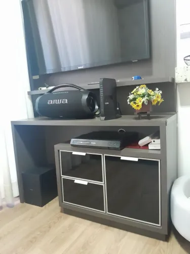 Painel e rack projetado em madeira
