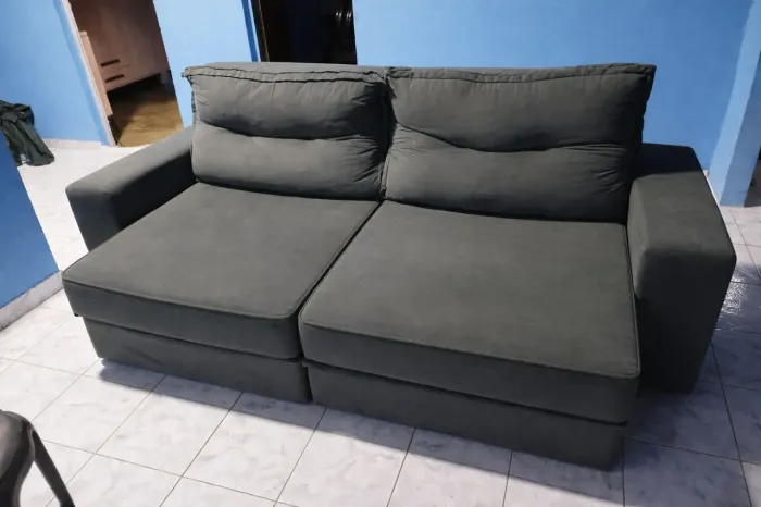 Sofá retrátil seminovo com apenas 6 meses de uso por apenas R$ 1.150,00 no ? Pix R$1.000