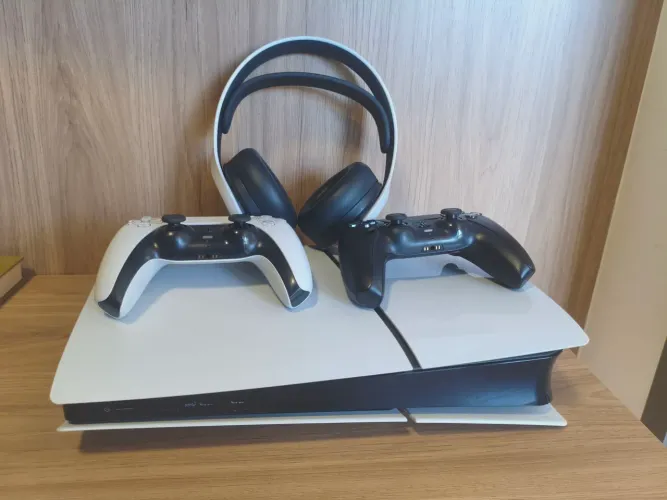 ?Título: Kit PS5 Slim Digital 1TB + Headset Pulse 3D + 2 Controles DualSense