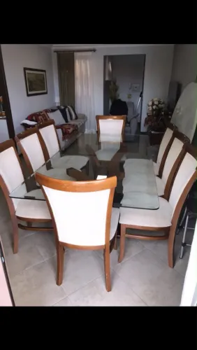 Mesa de jantar com tampo de vidro e 8 cadeiras estofadas