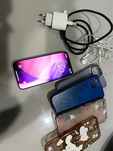 iPhone 13 256GB + Carregador + 3 Capinhas