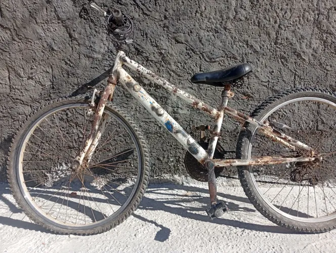 Duas bicicletas aro 16 e aro 24