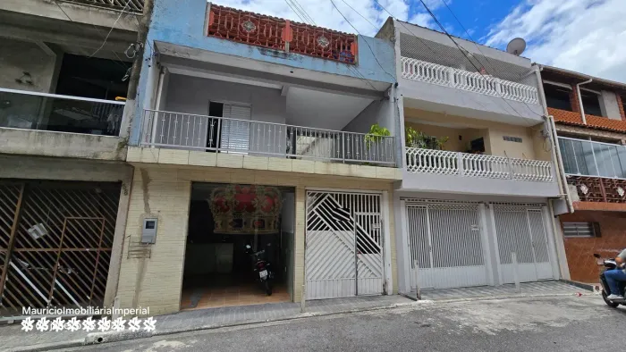 Sobrado com 3 casas, garagem e salão comercial