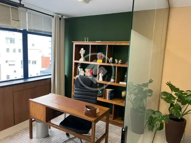 Sala comercial no centro com vaga coberta.
