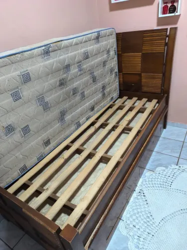 Cama de solteiro com cama de apoio em baixo