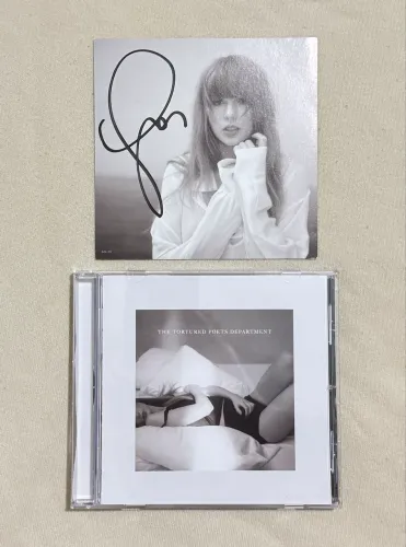 Taylor Swift CD Autografado department of tortured poets